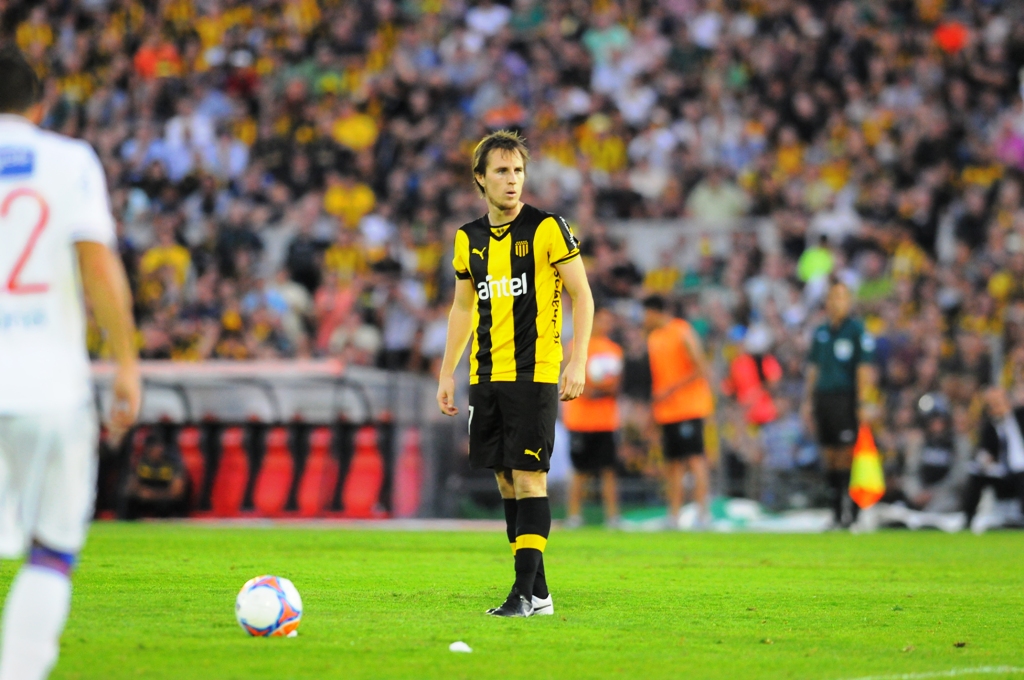 Novick se preparó para golpear la pelota. Foto: Fotografía El País.