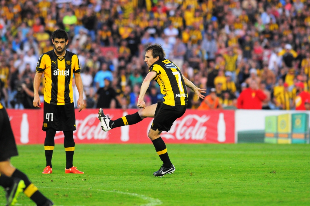 Hernán Novick remató con fuerza. Foto: Fotografía El País.