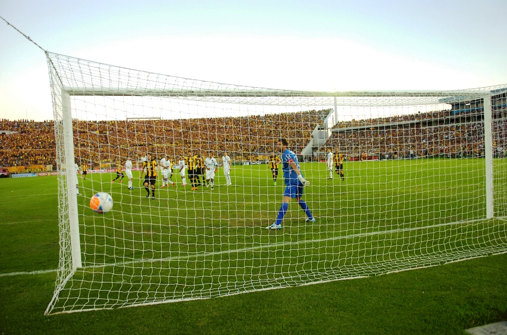 Hernán Novick puso la pelota en un lugar inalcanzable para Bava y empató el clásico. Foto: Fotografía El País.
