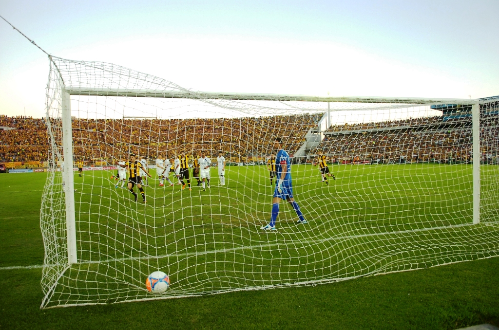 Hernán Novick puso la pelota en un lugar inalcanzable para Bava y empató el clásico. Foto: Fotografía El País.
