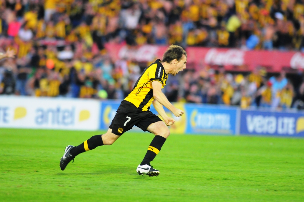 Hernán Novick festejó corriendo enloquecido hacia la banda. Foto: Fotografía El País.