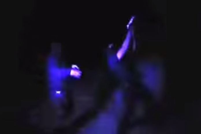 Dos policías argentinos fueron filmados bailando y disparando al ritmo de la banda Nene Malo.