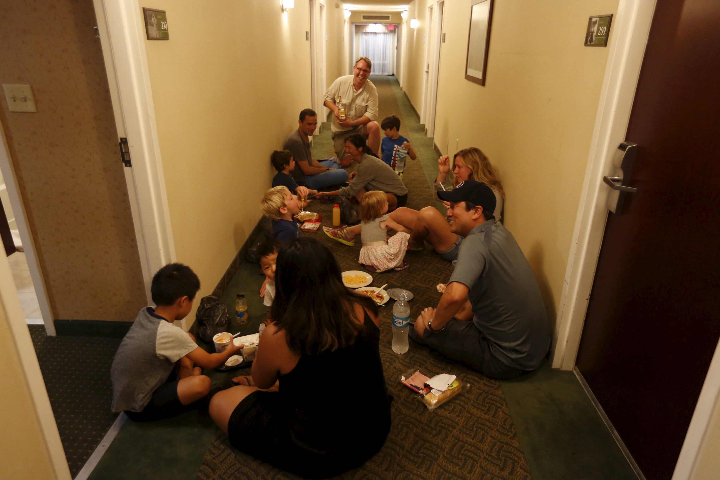 Turistas esperando en el corredor de un hotel el paso del huracán. Foto: Reuters.