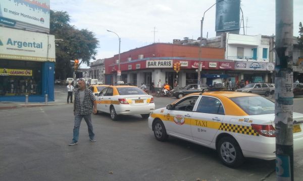 Taxistas cortan 8 de Octubre Foto: Diego Castro