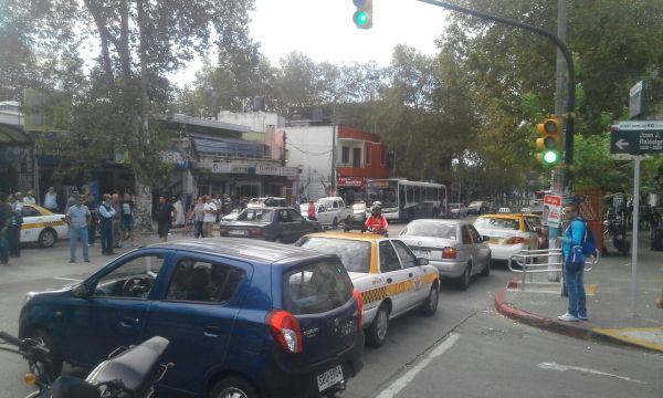 Taxistas cortan 8 de Octubre Foto: Diego Castro
