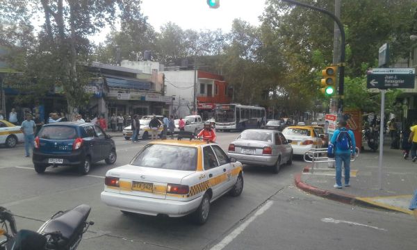 Taxistas cortan 8 de Octubre Foto: Diego Castro