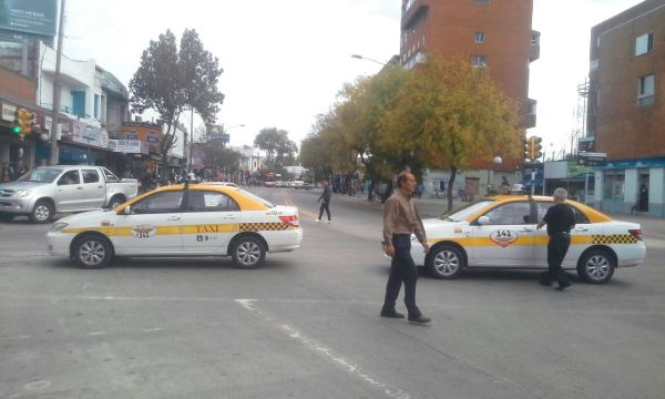 Taxistas cortan 8 de Octubre Foto: Diego Castro