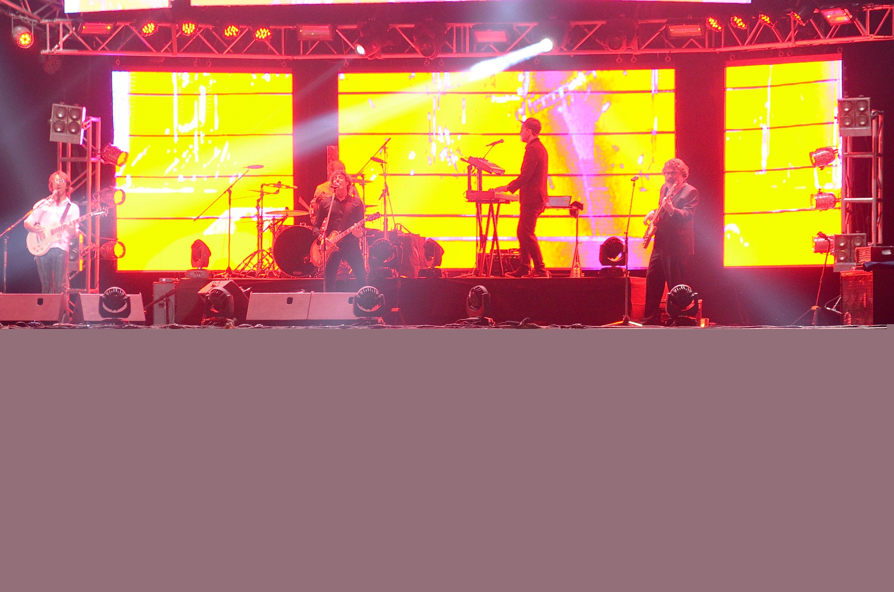 Presentación de la icónica banda en el Velódromo ante miles de personas.