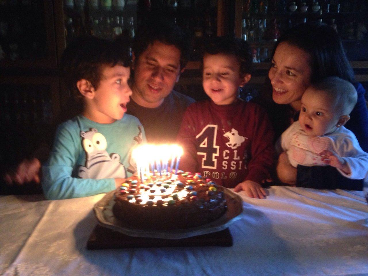 Festejando el cumpleaños de su esposo con sus tres hijos