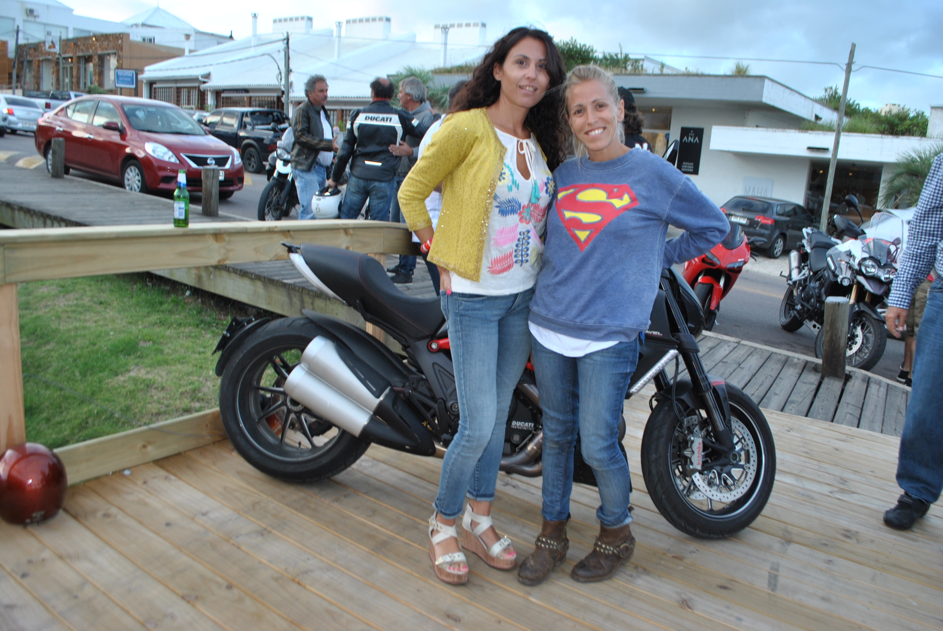 Daniela Onis, Stephie Jurvillier.