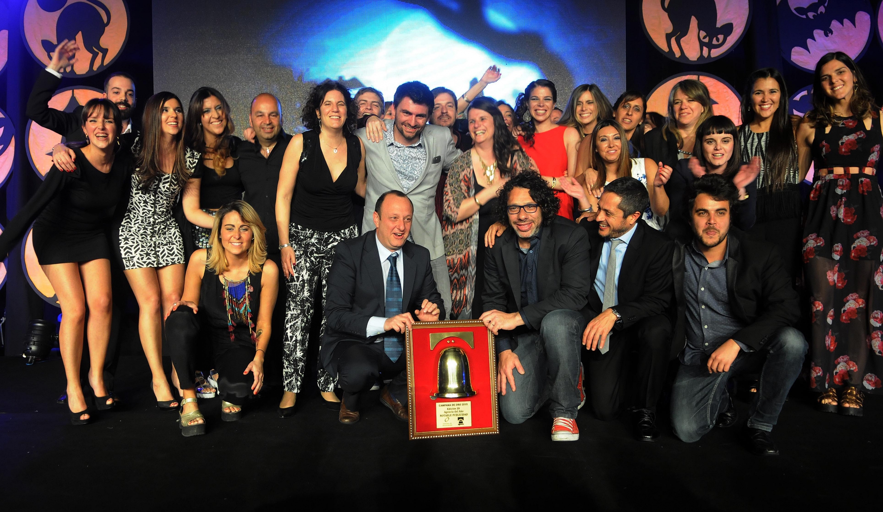 De fiesta. Stein y Lev (centro) junto al equipo de Notable tras recibir el premio. (Cortesía Cámara de Anunciantes)