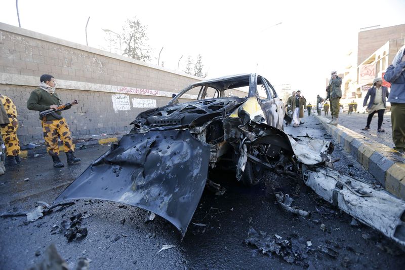 Oficiales de policía observan los restos de un auto-bomba en Saná. Foto: Reuters