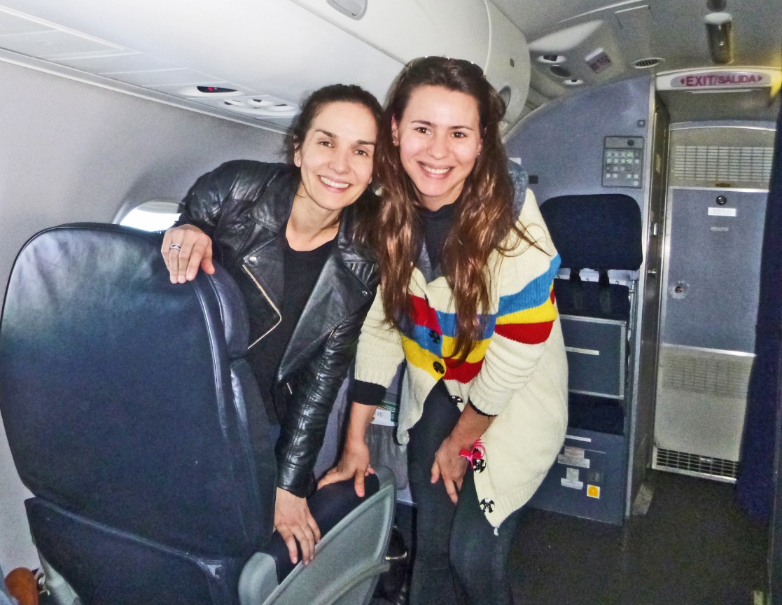 Flavia Pintos junto a una Natalia Oreiro a cara lavada, rumbo a Jamaica.