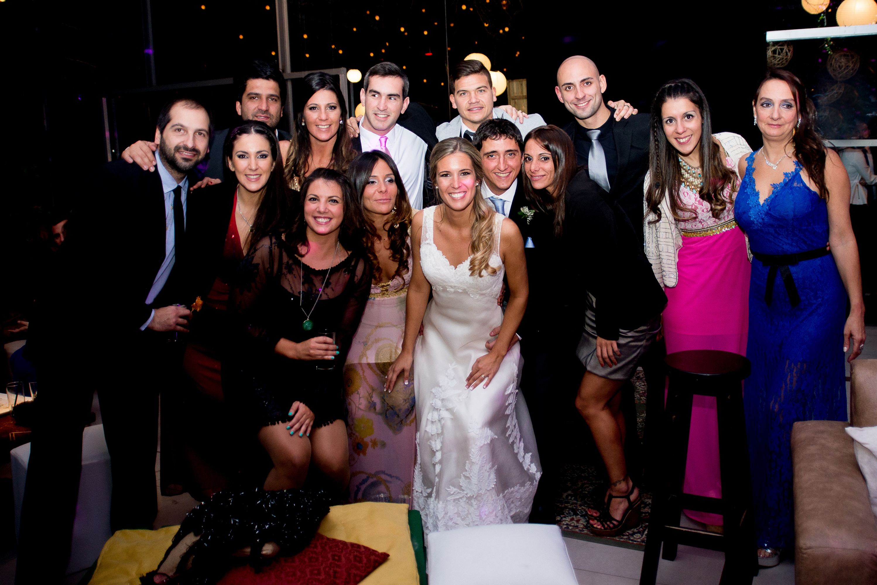 Amigos acompañando a los recién casados.