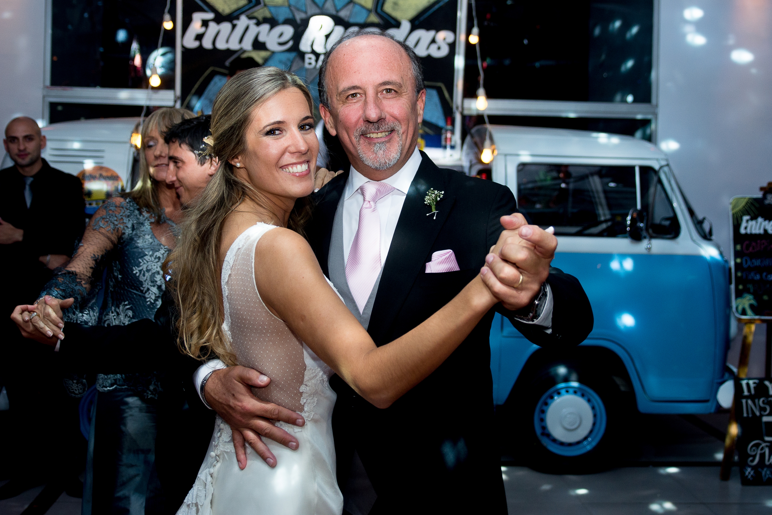 Yanina bailando el vals junto a su padre Juan Carlos.