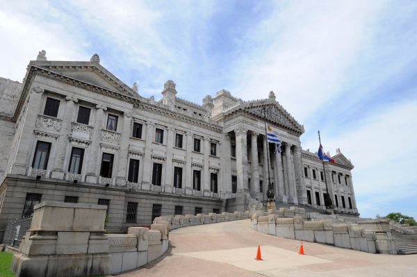 El eterno femenino de una imaginativa pintora