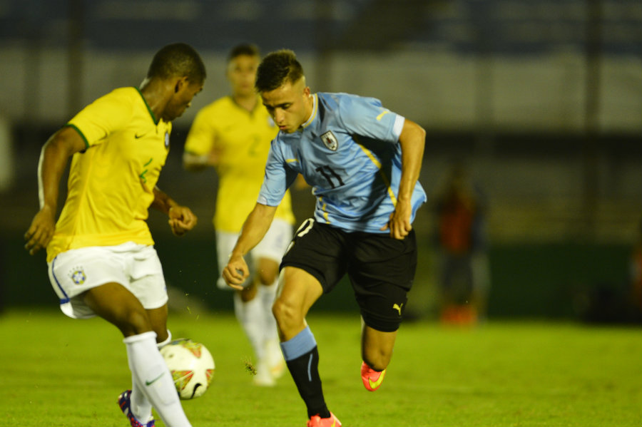 El caño de Franco Acosta a Marlon. Foto: Gerardo Pérez.
