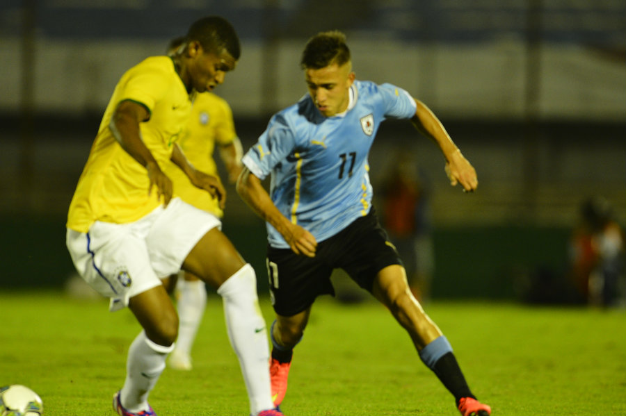 El caño de Franco Acosta a Marlon. Foto: Gerardo Pérez.