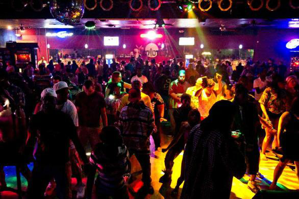 El eterno femenino de una imaginativa pintora