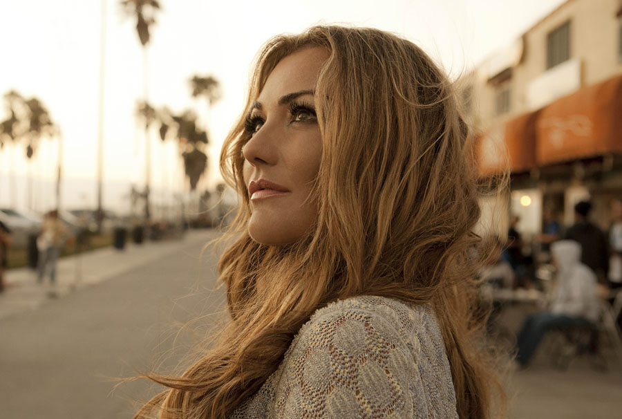 El eterno femenino de una imaginativa pintora