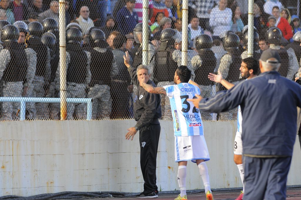 Guardia Republicana sacó a hinchas de Cerro que estaban contra el alambrado de la Tribuna Argentina del Tróccoli y eso generó incidentes y que el juez parara el partido por 3 minutos el 24 de mayo de 2015. Foto: Ariel Colmegna