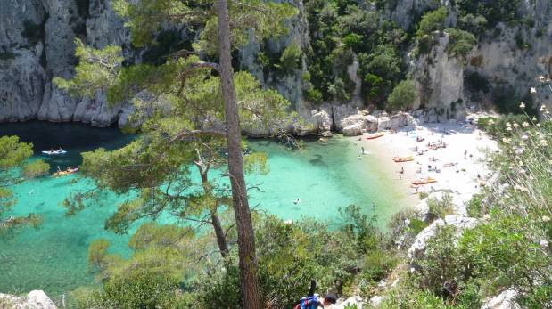 Para llegar a esta pequeña playa debes ir en bote o atravesar las montañas mediante peligrosos senderos. Foto: Flickr Creative Commons / Steren Giannini