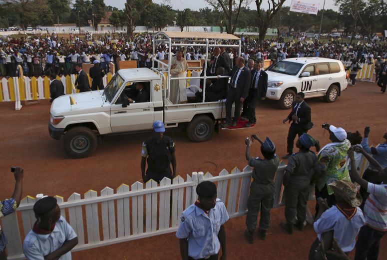 El Papa saluda a los fieles en la capital Bangui. Foto: Reuters