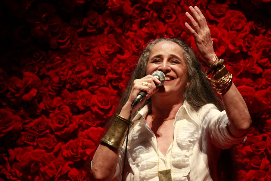 El eterno femenino de una imaginativa pintora