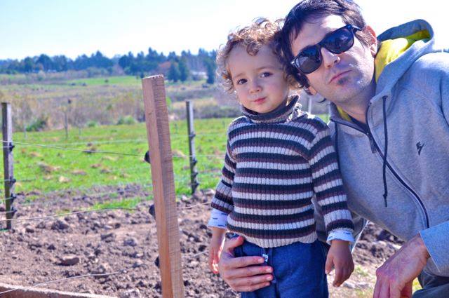 Los otros protagonistas del libro: Vicente (2 años) y su padre, el conductor de TV, radio y murguista Diego Waisrub.