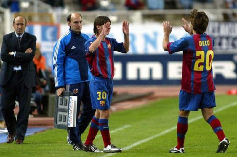 Lionel Messi ingresó por Deco frente al Espanyol, y debutó en la Liga Española.