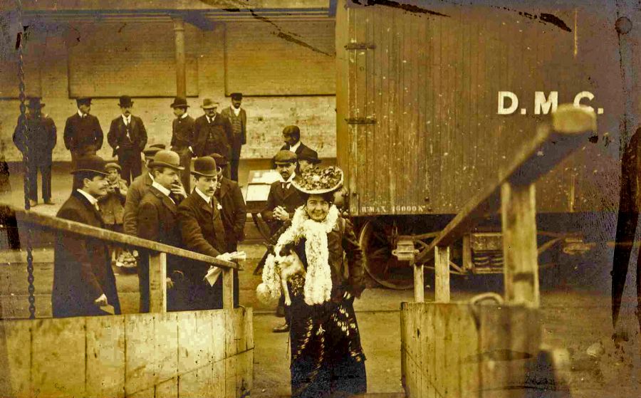 El eterno femenino de una imaginativa pintora