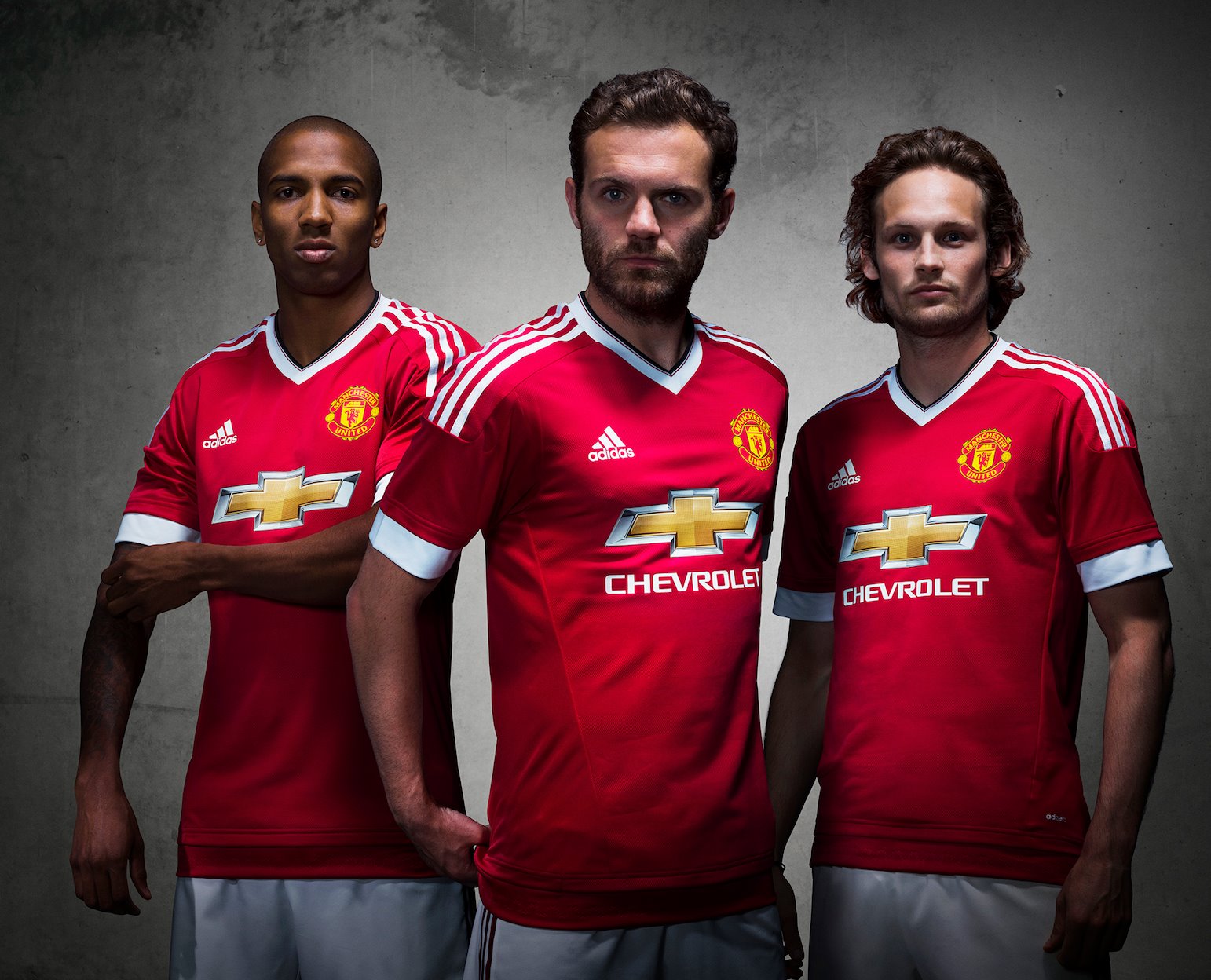 Cambios. Manchester United presentó su nueva camiseta con marca adidas. (Foto: Google Images)