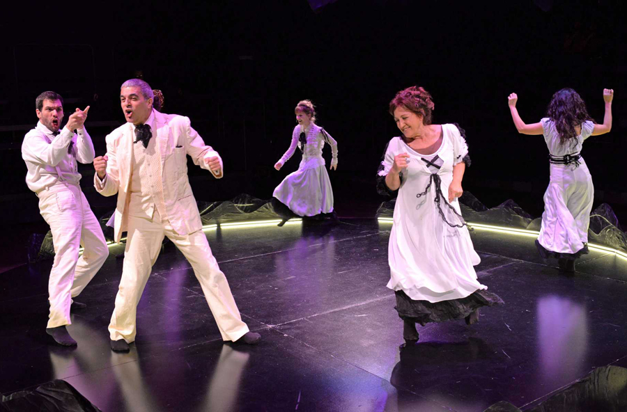 El eterno femenino de una imaginativa pintora