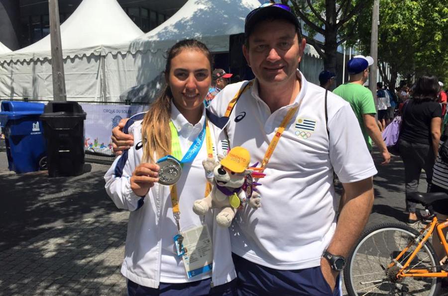 Plata. Dolores Moreira muestra su medalla, junto a Gustavo Coll.
