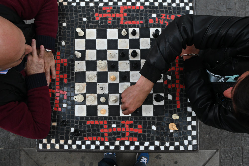 En la explanada de la Intendencia de Montevideo hay varios jugadores. Foto: Darwin Borrelli