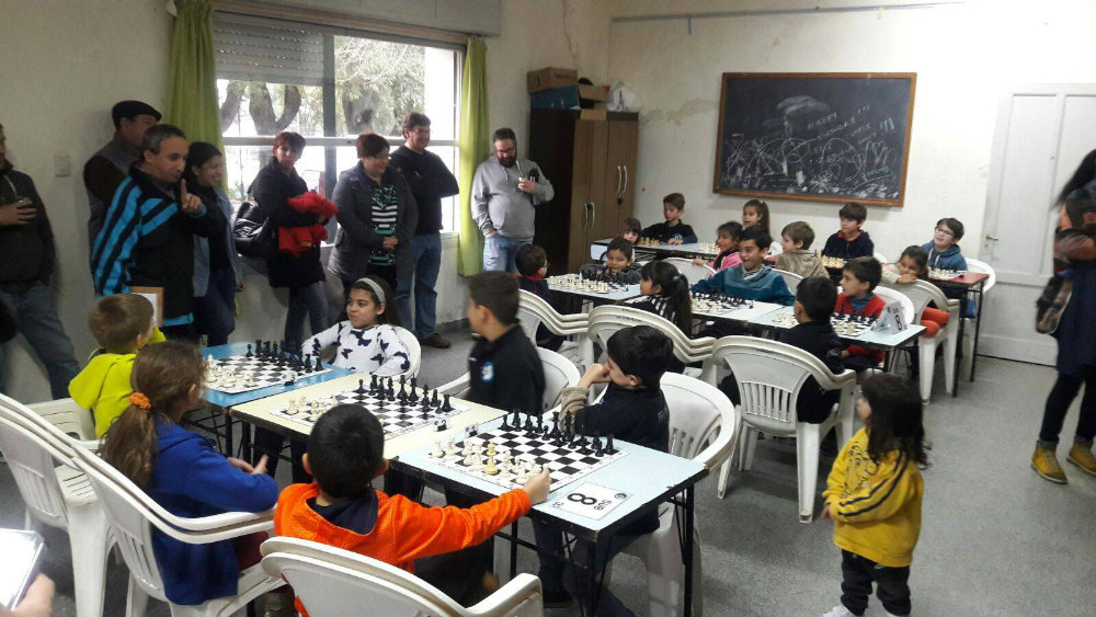 Una iniciativa le enseña a entre 8.000 y 15.000 chicos por año . Foto: Ajedrez para la convivencia