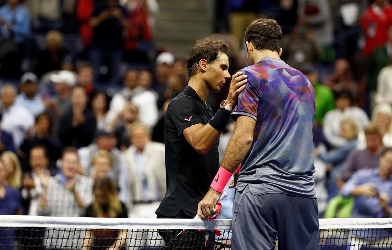 El consuelo de Rafael Nadal a Juan Martín del Potro. Foto: EFE