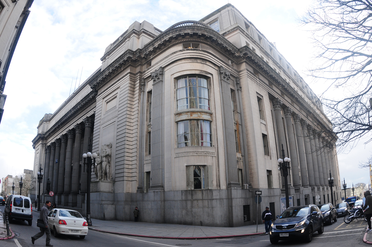 Fachada de la sede central del Banco República. Foto: Marcelo Bonjour
