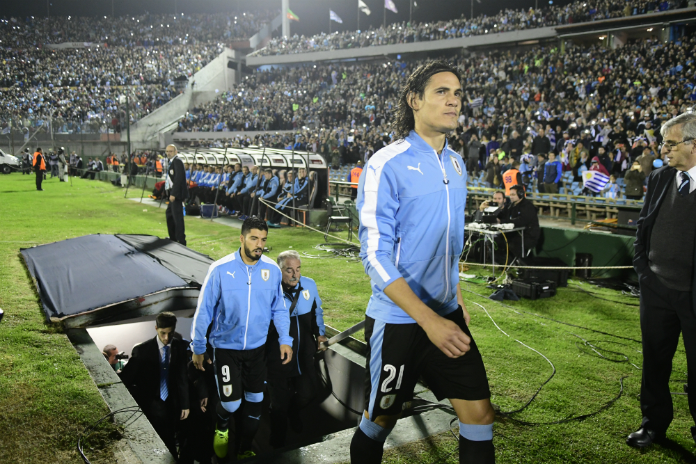 La selección uruguaya entrando al Estadio Centenario