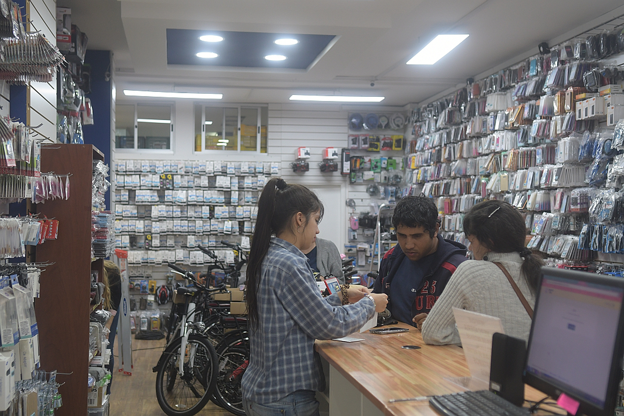 Catálogo. Con su primer local, Febo amplió la variedad de productos. (Foto: Francisco Flores)