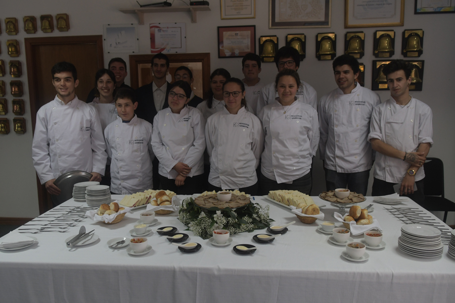 El eterno femenino de una imaginativa pintora