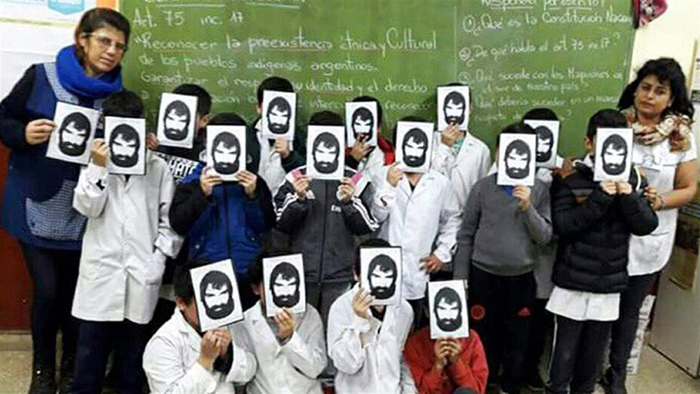 Docentes y alumnos de una escuela argentina con fotos de Maldonado. Foto: @puraciudad