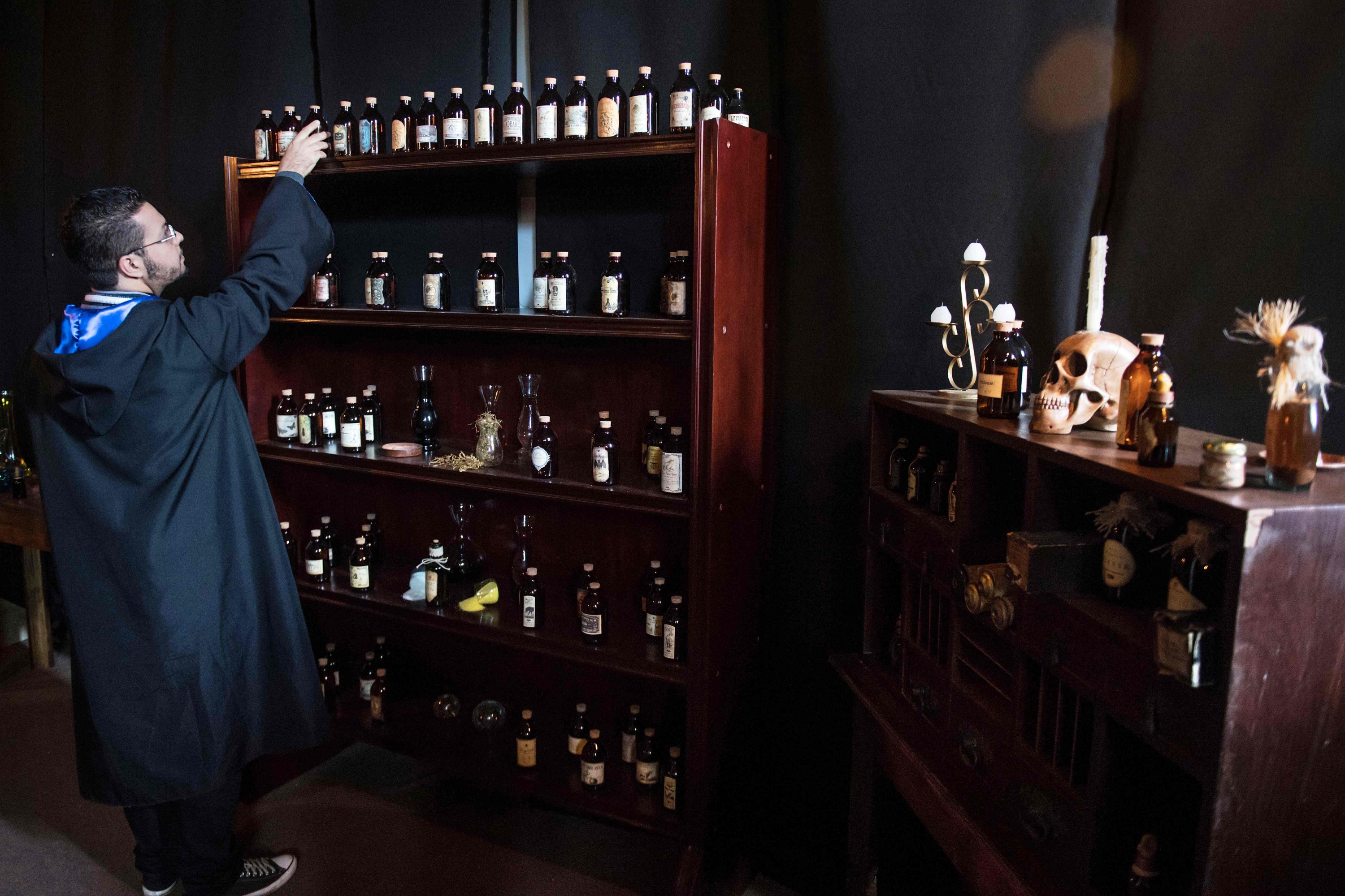 Los alumnos toman clases de Pociones y Elixires, Hechicería o Historia Mágica. Foto: AFP