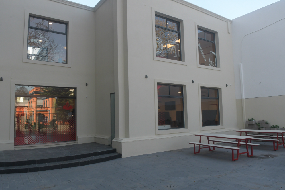 La nueva sede de Santander está ubicada dentro del edificio de la Universidad Católica de Montevideo.