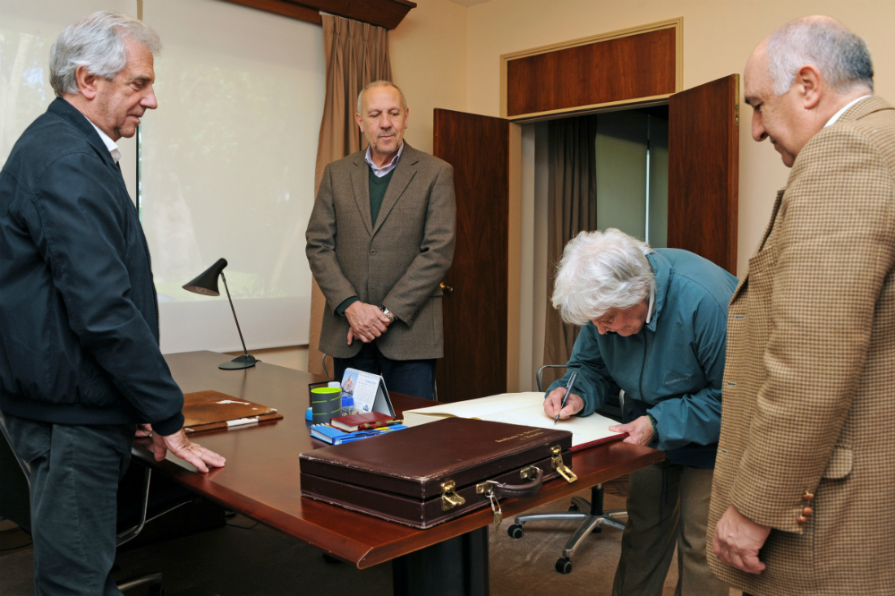 Topolansky firma el trámite de traspaso del mando presidencial. Foto: Presidencia.