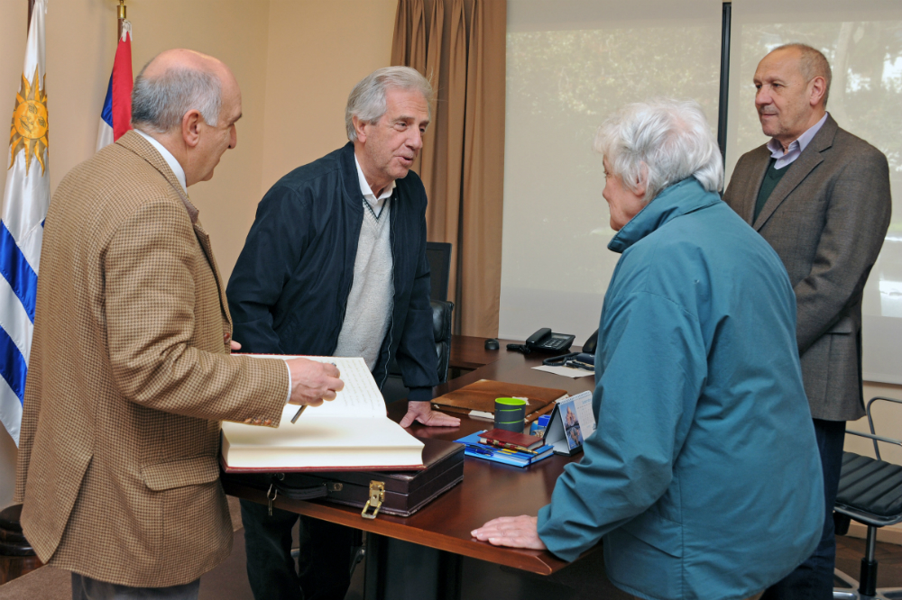 Topolansky y Vázquez conversan durante la firma del traspaso. Foto: Presidencia.