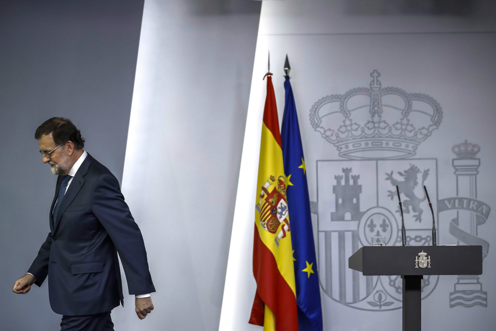 Rajoy se retira luego de informar a los medios sobre Cataluña. Foto: EFE