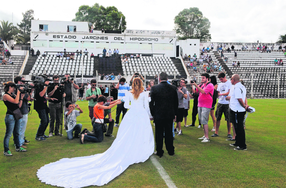 La fanática de Danubio se casó en la previa del partido ante Cerro Largo. Foto: AFP