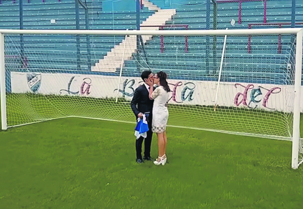 En la cancha: luego de casarse el beso bajo uno de los arcos. Foto: Alejandro Larrosa