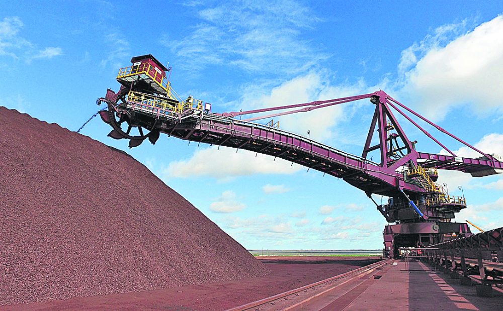 Naves cargando mineral de hierro en la terminal portuaria Gregorio Curvo. Foto: Archivo El País